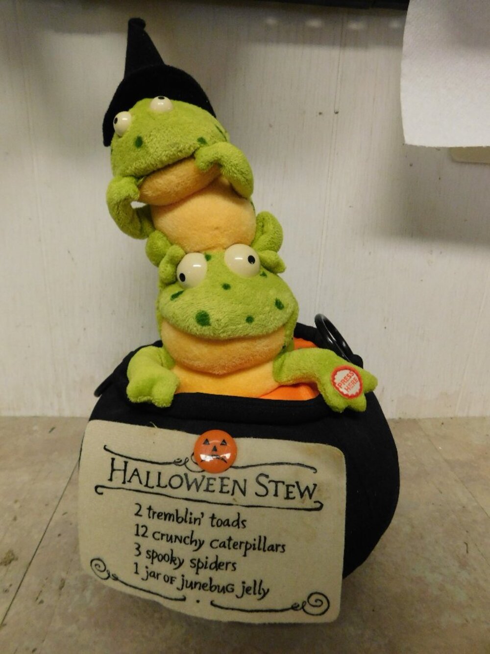 Hallmark Halloween Stew Singing Frogs in Cauldron Movement Lights Sound
